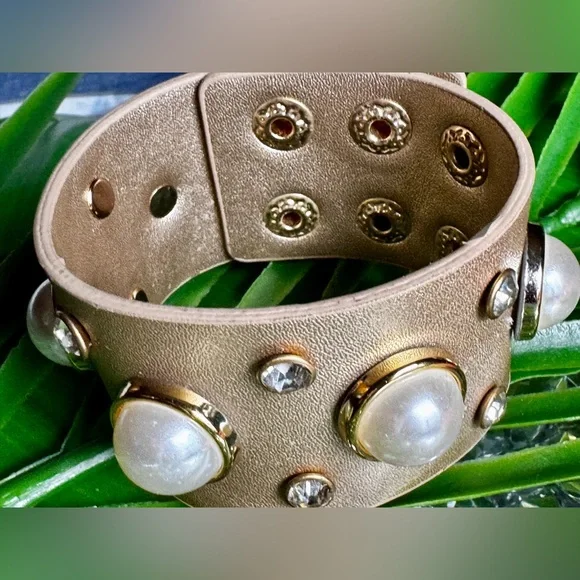 Elegant Gold and Pearl Studded Bracelet - Picture 2 of 7